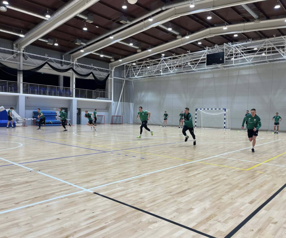 Piłkarze Olimpii Grudziądz trenują na obozie w Cetniewie. Rozmowa z trenerem, Arturem Kosznickim 