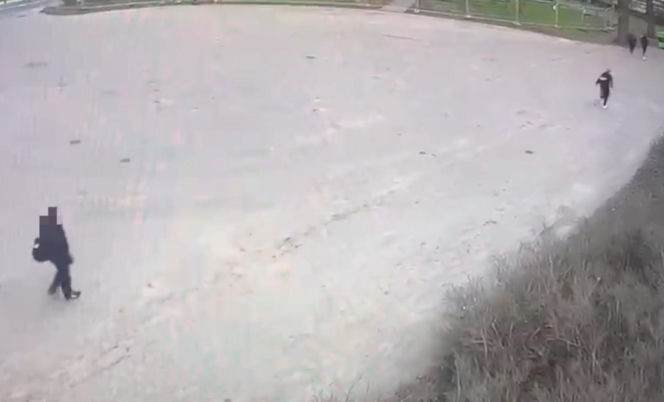 "Naznaczyli" młodego kibica symbolem swojej drużyny