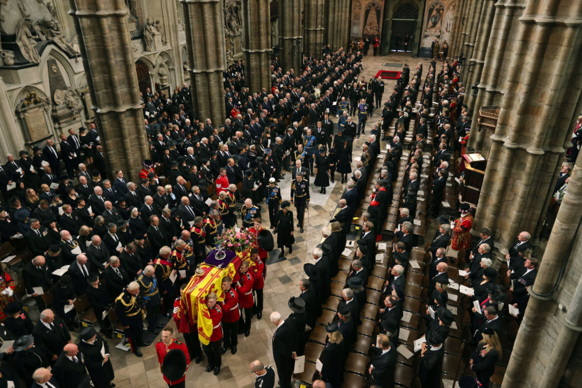 Łzy poddanych i trumna zmierzająca do Westminsteru