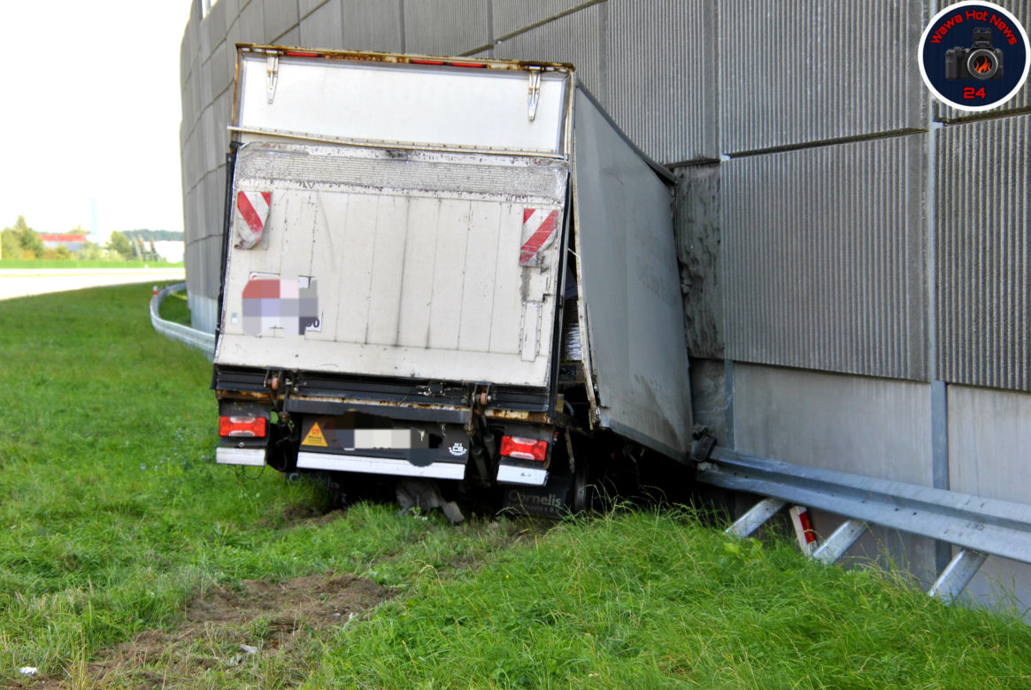 Wypadek na S8. Dostawczak wbił się w ciężarówkę