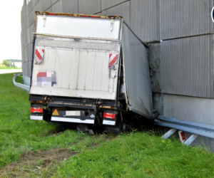 Wypadek na S8. Dostawczak wbił się w ciężarówkę