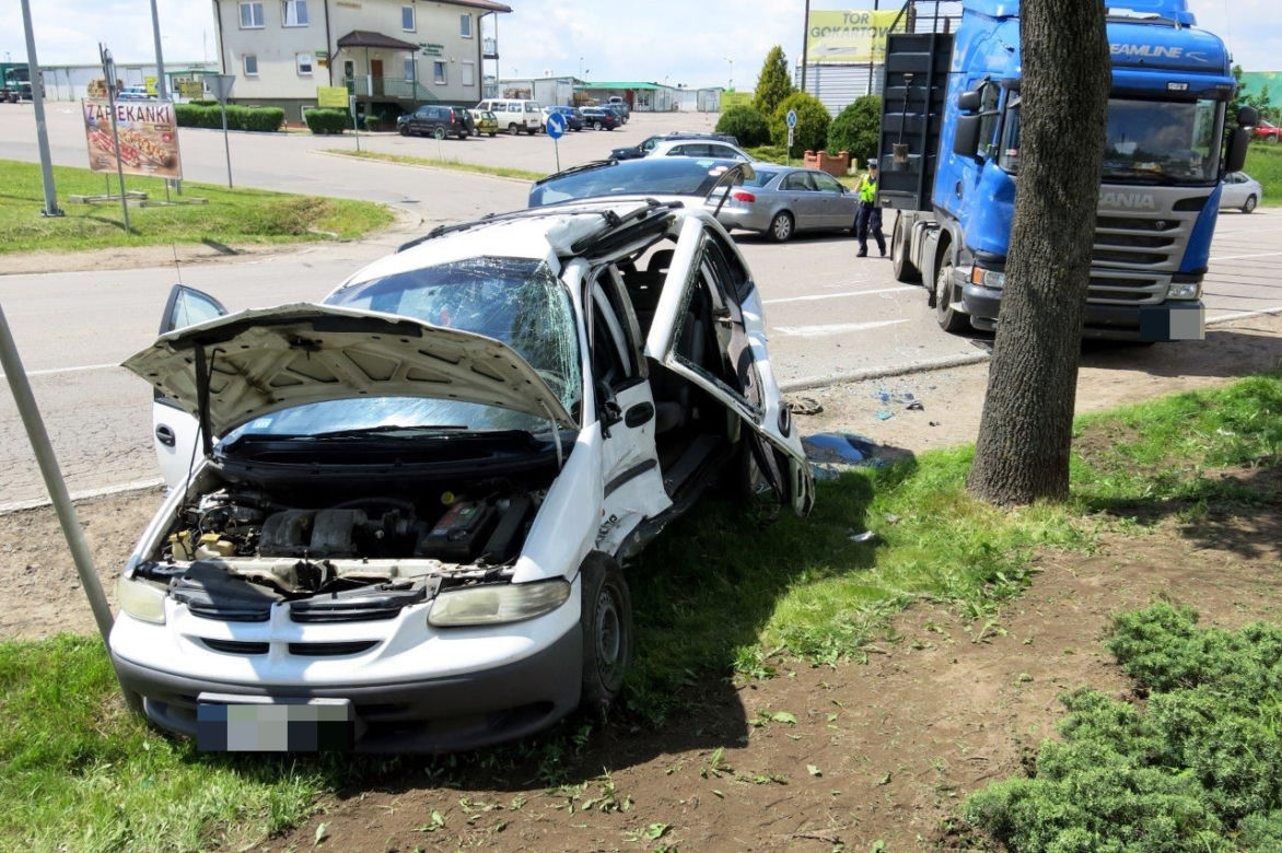 Białystok: Wyjechał ze stacji benzynowej wprost pod tira