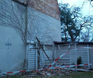 Koszmar w Rembertowie. Fragment muru kamienicy runął metr od innego domu