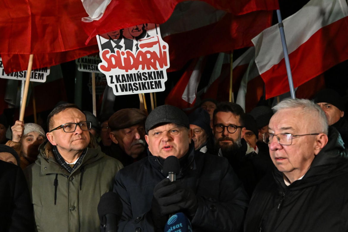 Manifestacje przed zakładami karnymi, w których przebywali Mariusz Kamiński i Maciej Wąsik