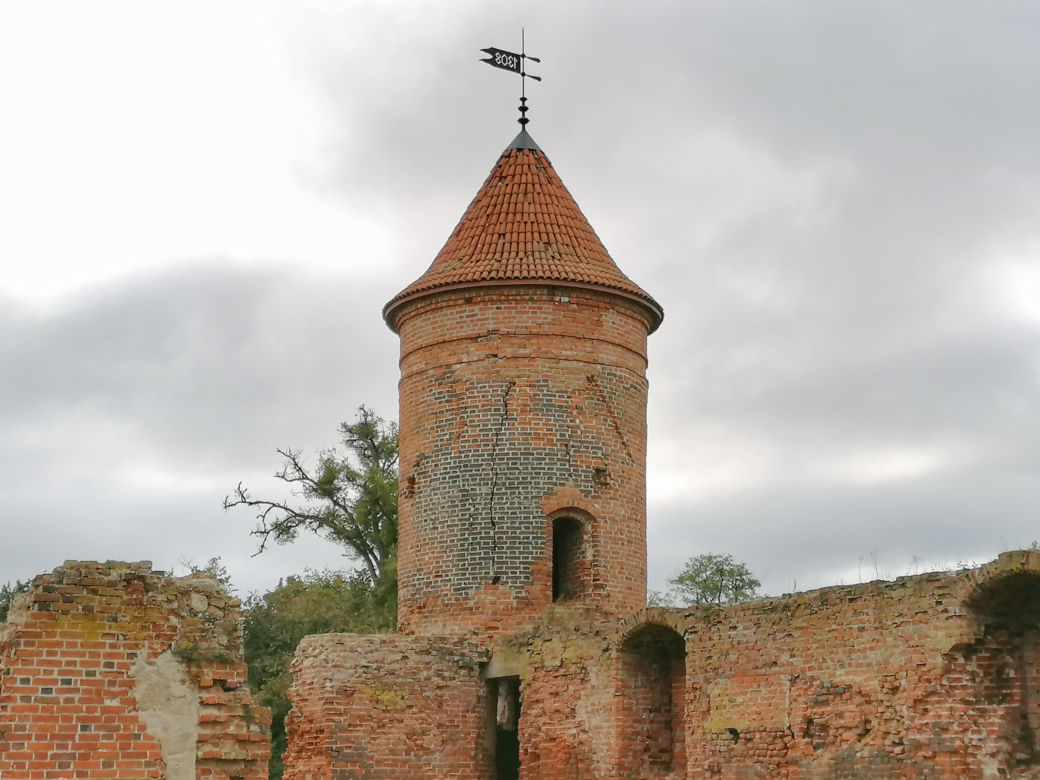 Pomarańczowi rowerzyści najechali zamek w Szymbarku