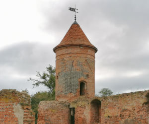 Pomarańczowi rowerzyści najechali zamek w Szymbarku
