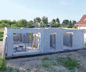 Dom z prefabrykatów - montaż ścian i stropu