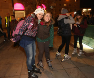Nightskating. Warszawiacy przejechali stolicę na rolkach [Zdjęcia]
