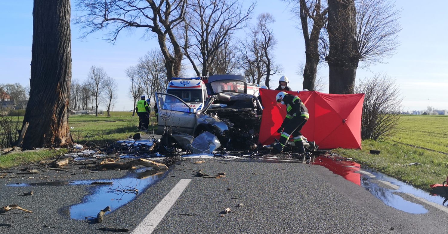 Tragedia pod Nakłem. Kierowca roztrzaskał się na drzewie