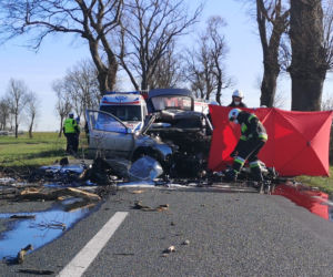Tragedia pod Nakłem. Kierowca roztrzaskał się na drzewie