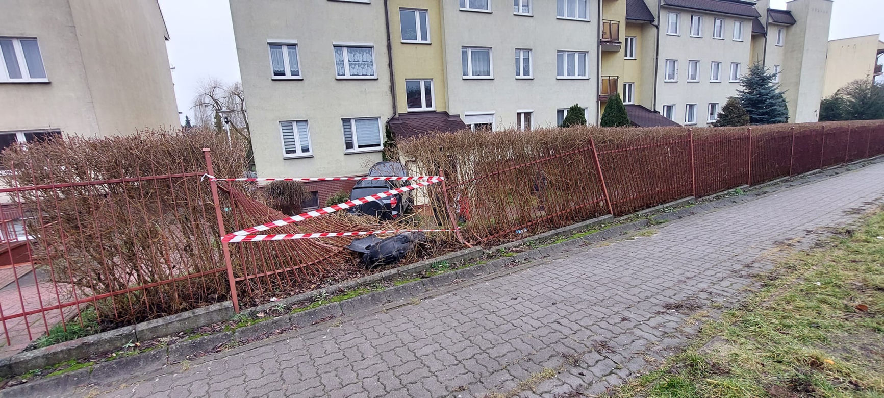 Kierowca wypadł z drogi i uderzył w budynek na Osowej Górze. Trafił do szpitala [ZDJĘCIA]