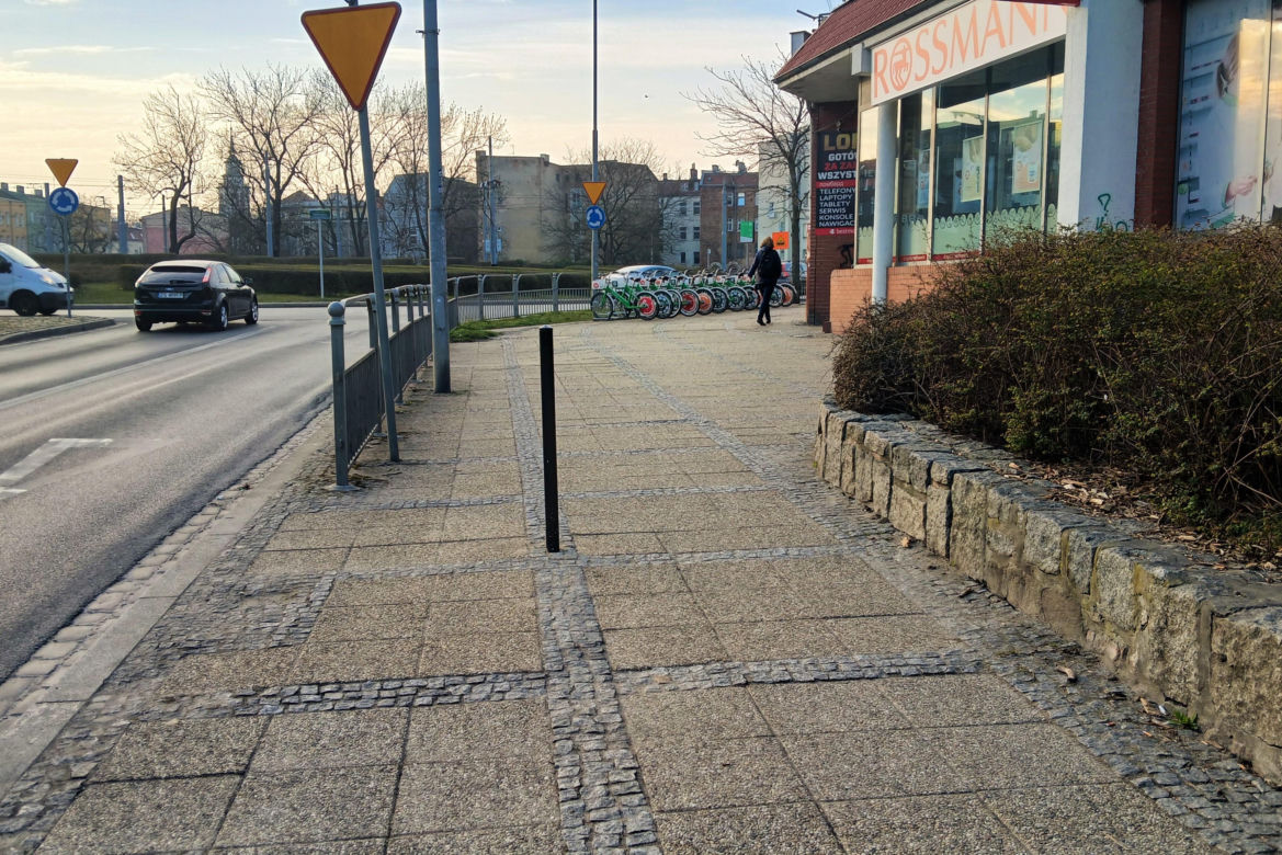Samotny słupek na ul. Staszica