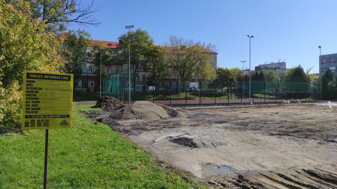 Przy Pałacu Młodzieży w Tarnowie powstaje boisko wielofunkcyjne