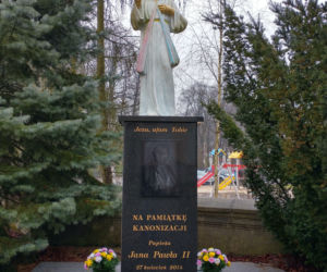 To jedno z najpiękniejszych miast województwa łódzkiego. Leży blisko słynnego Tomaszowa