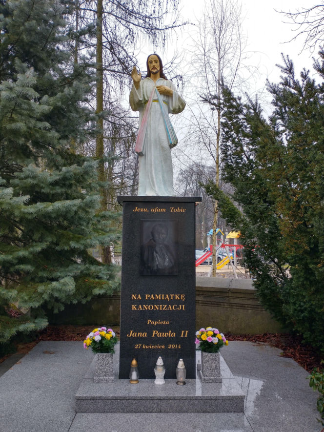 To jedno z najpiękniejszych miast województwa łódzkiego. Leży blisko słynnego Tomaszowa