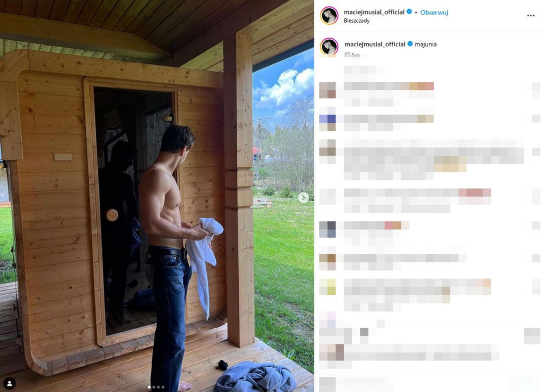 Maciej Musiał pręży klatę i rozpina spodnie