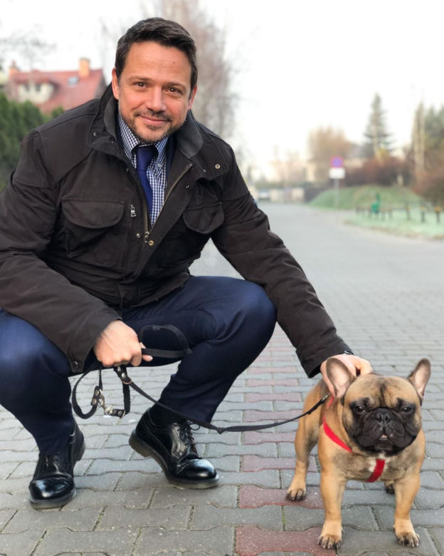 Rafał Trzaskowski chętnie więc wykorzystkuje zdjęcie buldoga na swoim profilu w internecie