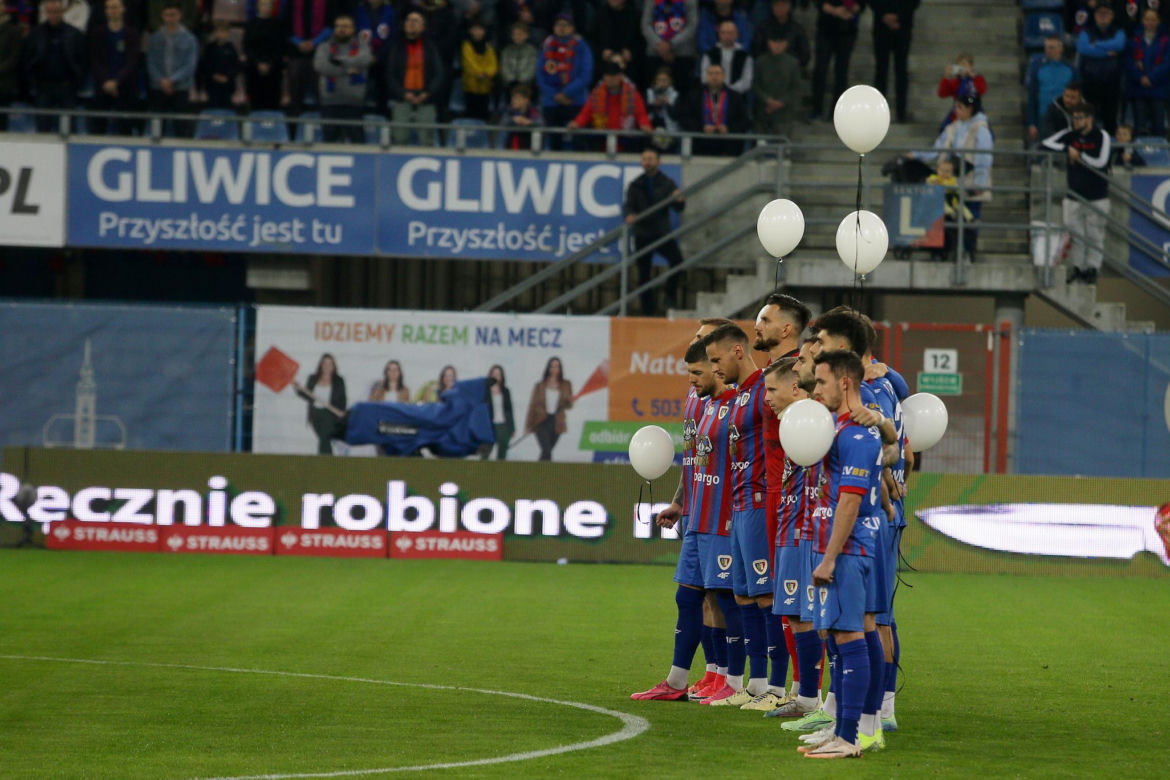 Kibice Piasta Gliwice cieszą się po uratowanym remisie z Lechią Gdańsk