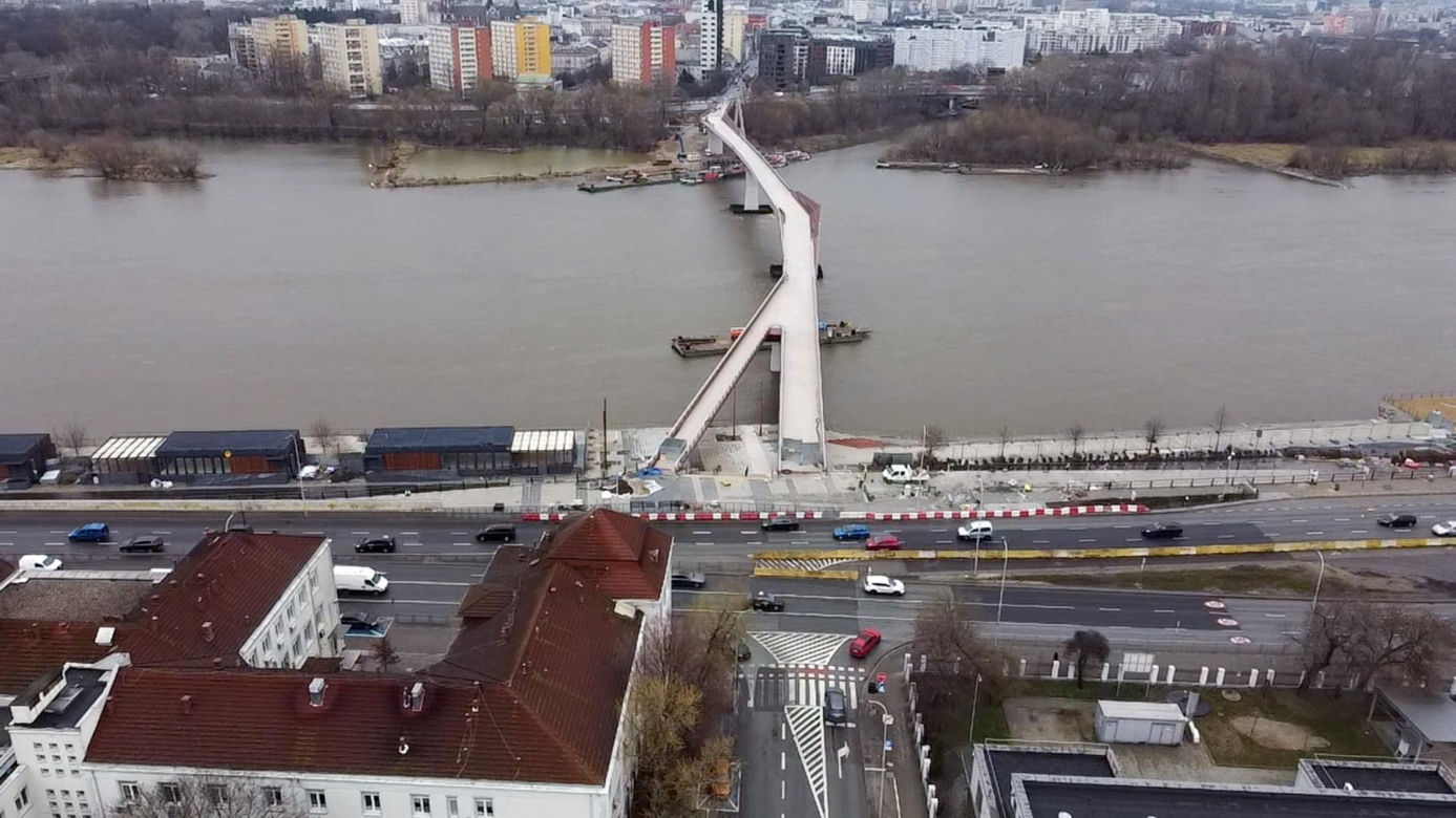 Czerwona linia na kładce pieszo-rowerowej. O co chodzi? Przyczyna jest zaskakująca