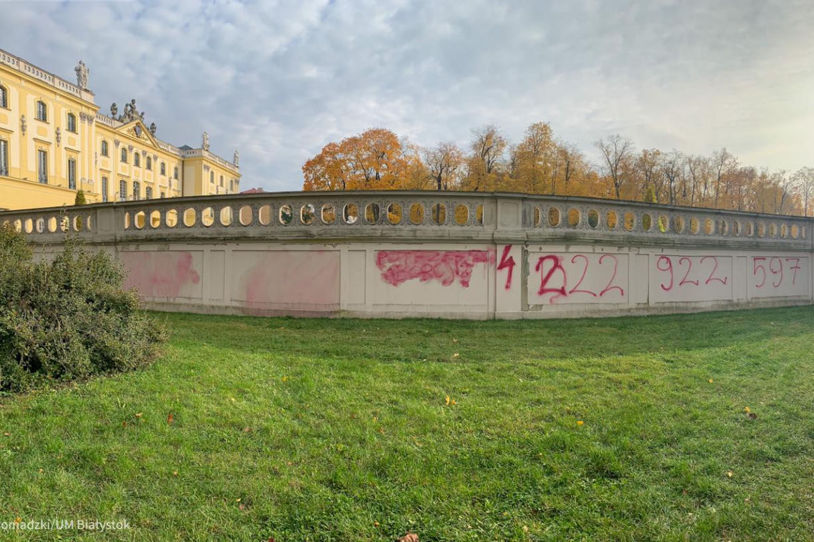 Pałac Branickich. Ktoś zdewastował ogrodzenie. "Potrzebujesz aborcji? Dzwoń" [ZDJĘCIA, WIDEO]