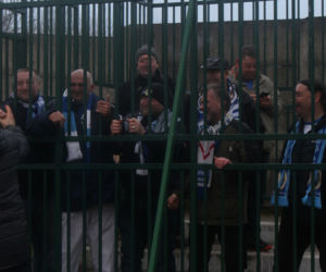 Skandal na meczu. Kibice Hutnika Kraków trzymani... w klatce niczym dzikie zwierzęta