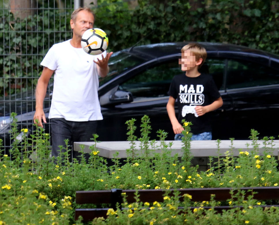 Donald Tusk. Z wnukiem harata w gałę.