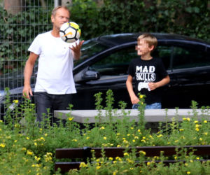 Donald Tusk. Z wnukiem harata w gałę.