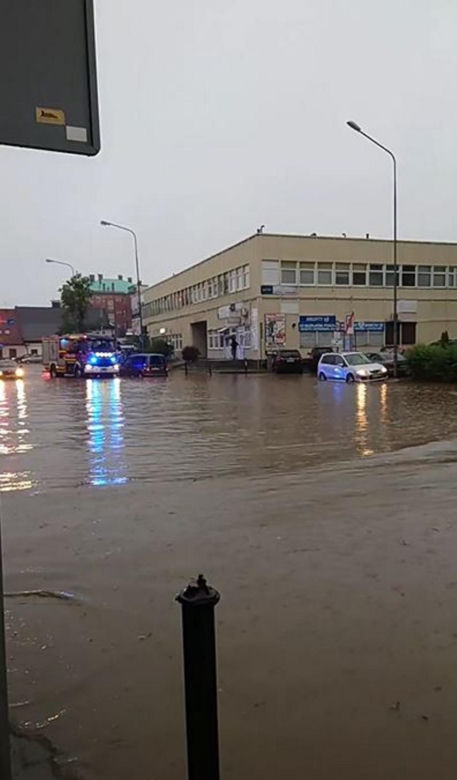 Powódź w Bielsku-Białej. Ulice zamienił się w rzeki. Zalane auta i posesje 