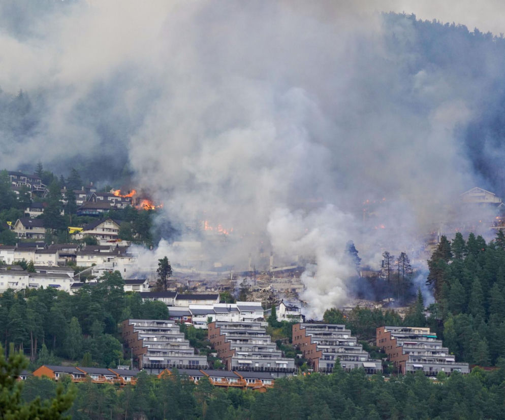 Gęsty dym i płomienie ognia na osiedlu domów w norweskim Drammen. O skutkach wielkiego pożaru przeczytasz na SE.