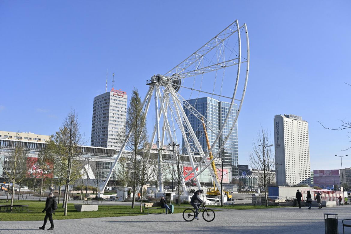 Dziwny obiekt w centrum Warszawy. Co tu powstaje? Stolica już stroi się na Boże Narodzenie!