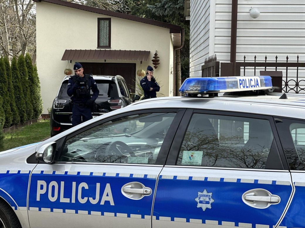 „Sztuczną szczękę wepchnięto jej do gardła”. Przerażające ustalenia. W mieszkaniu w Warszawie znaleziono cztery ciała