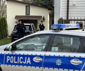 „Sztuczną szczękę wepchnięto jej do gardła”. Przerażające ustalenia. W mieszkaniu w Warszawie znaleziono cztery ciała