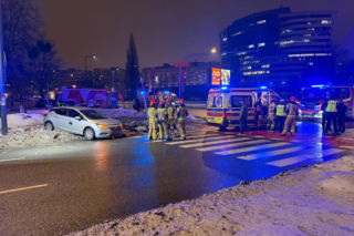 Stłuczka z nieoznakowanym radiowozem w Warszawie. Potężna utrudnienia