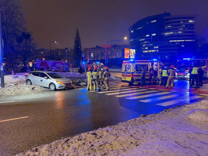 Stłuczka z nieoznakowanym radiowozem w Warszawie. Potężna utrudnienia