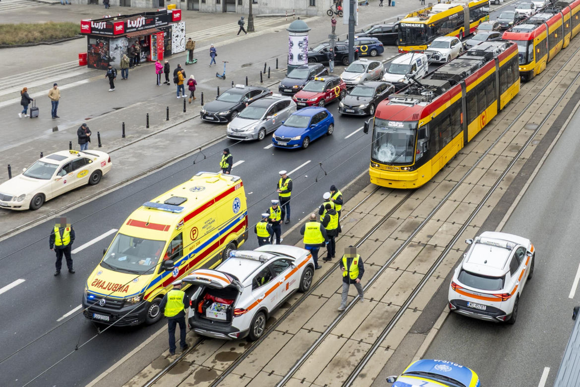 Potrącenie pieszego przez tramwaj w Warszawie