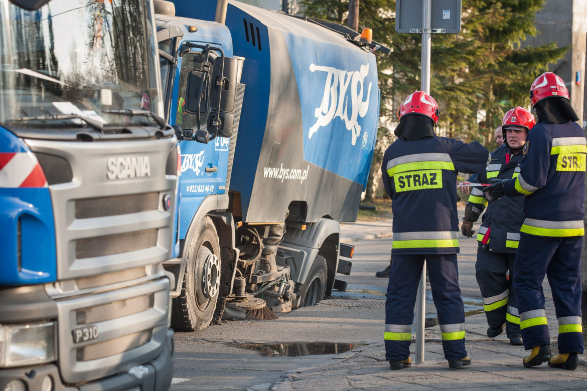 Jezdnia zapadła się pod śmieciarką