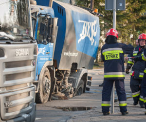 Jezdnia zapadła się pod śmieciarką