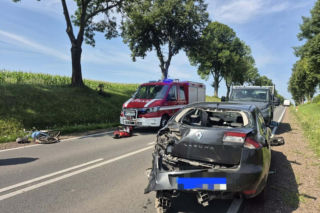 18-latek pędził autem i uderzył w rowerzystkę. 76-latka nie żyje