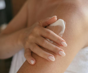 Skóra po radioterapii może boleć i pękać. Te zasady pielęgnacji chronią przed infekcją