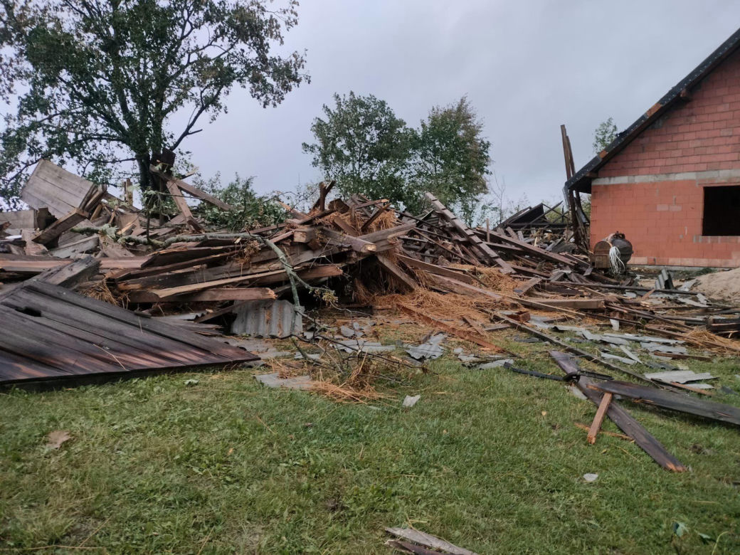 Trąba powietrzna w Łódzkiem. Zniszczenia w gminie Poświętne