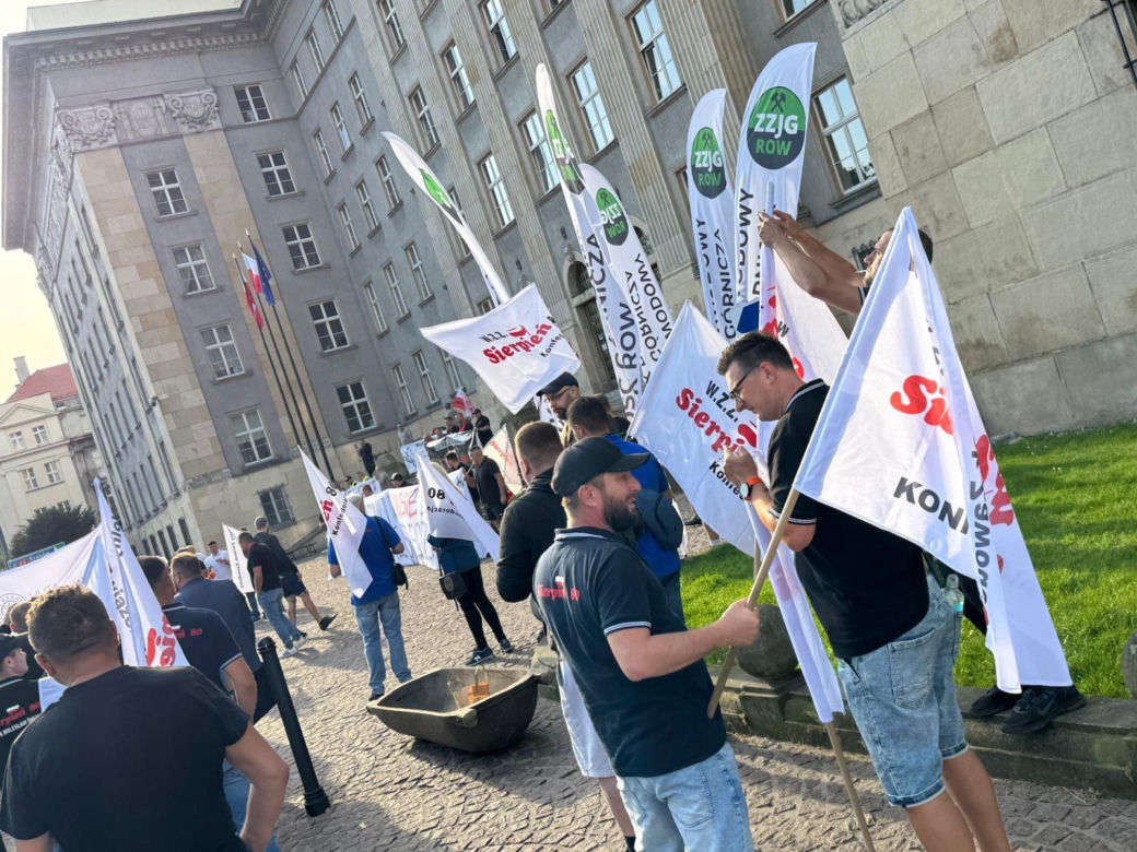Paraliż w Katowicach. Rozpoczął się protest górników i hutników. "Stal się hartuje, a rząd ją rujnuje"