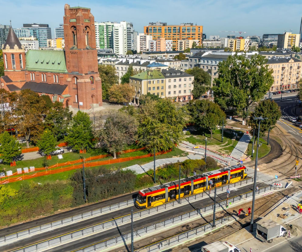 Z wielkiej chmury mały deszcz. „Pudrują” Plac Narutowicza w Warszawie