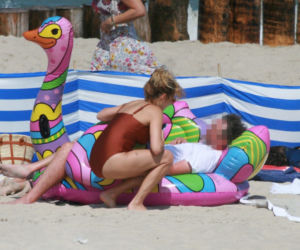 Anna Kalczyńska przyniosła ptaka na plażę
