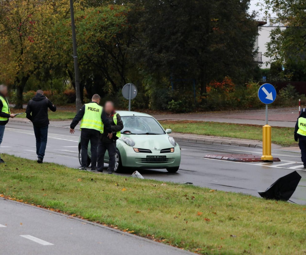 Policjanci przy zielonym aucie z rozbitą szybą na ul. Hallera. O tragedii w Białymstoku przeczytasz na Eska Białystok.