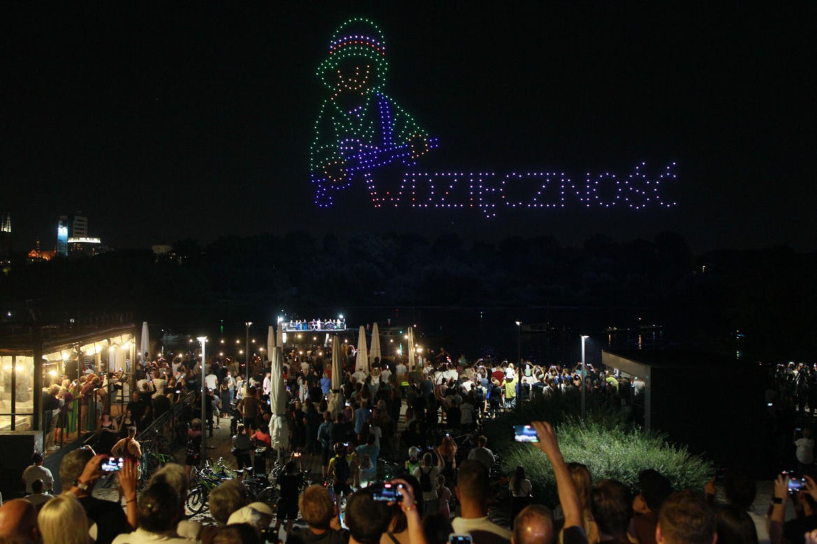 Największy spektakl dronów w Polsce. Kilkaset dronów rozświetliło niebo nad Warszawą