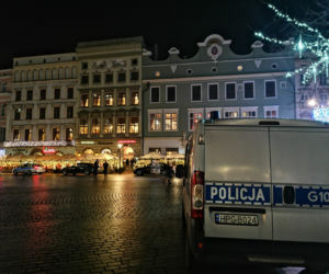 Krakowski Rynek pełen policji i służb