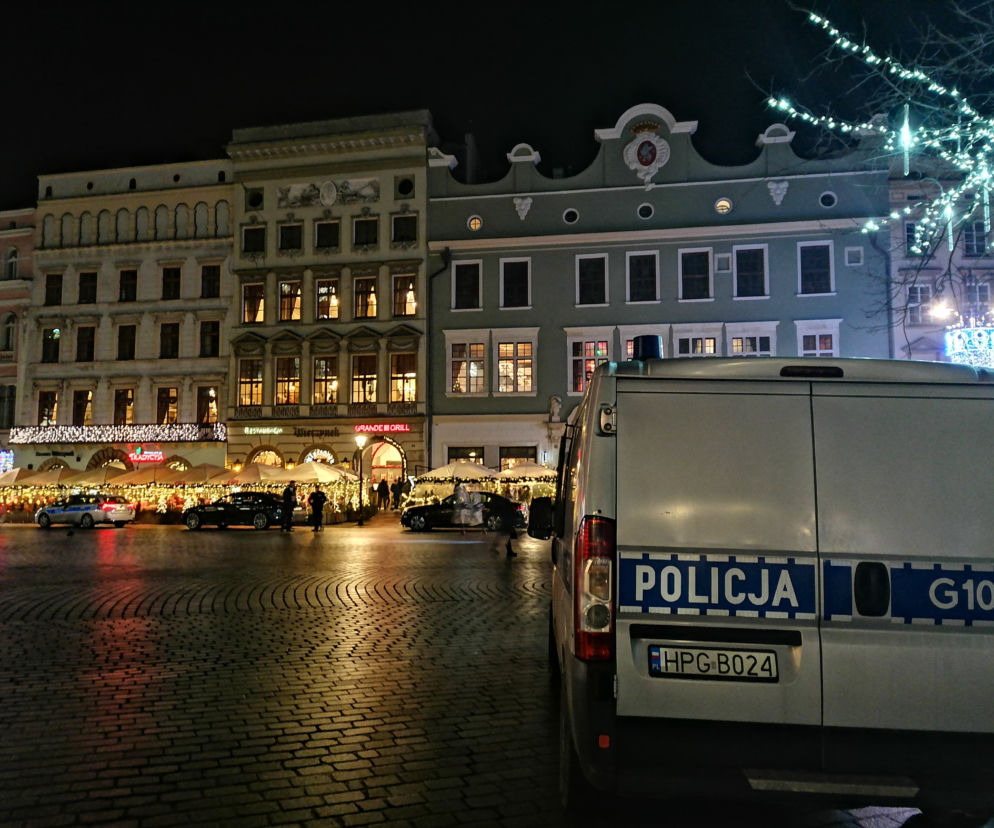 Krakowski Rynek pełen policji i służb