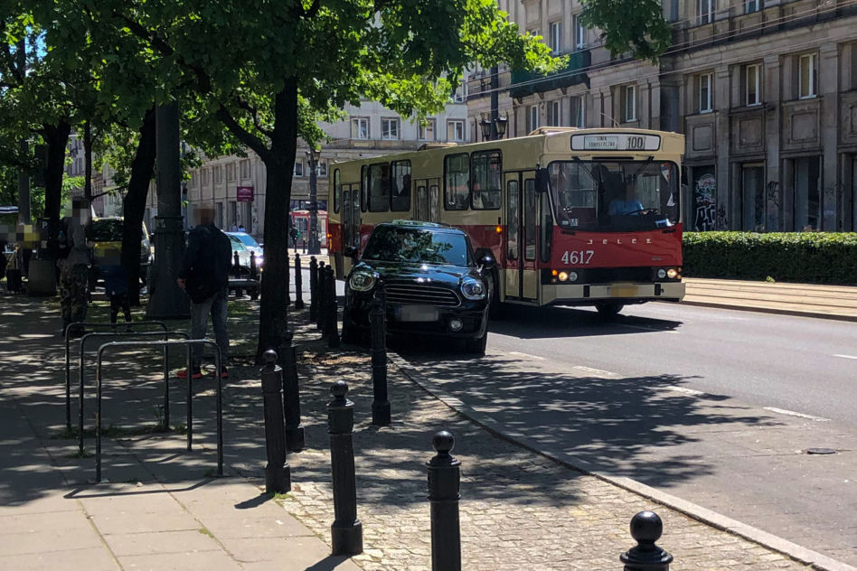 Edyta Olszówka zaparkowała na przystanku autobusowym