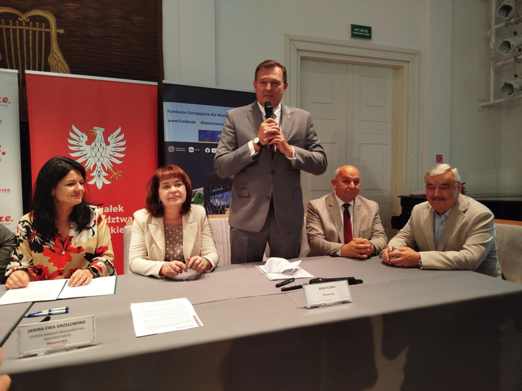 Dwie lokalne inwestycje z wysokim wsparciem unijnym. Umowy na budowę wiaduktu warszawskiego w Siedlcach i rozwój bioróżnorodności w Mrozach – już podpisane!