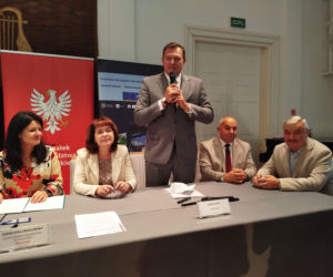 Dwie lokalne inwestycje z wysokim wsparciem unijnym. Umowy na budowę wiaduktu warszawskiego w Siedlcach i rozwój bioróżnorodności w Mrozach – już podpisane!